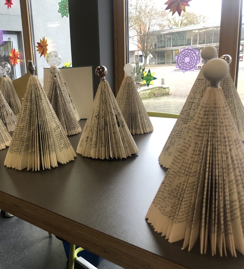 Weihnachtsbäume aus alten Büchern der Klasse 5b